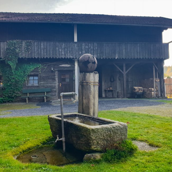 Foto des Brunnens im Garten des Ferienhauses