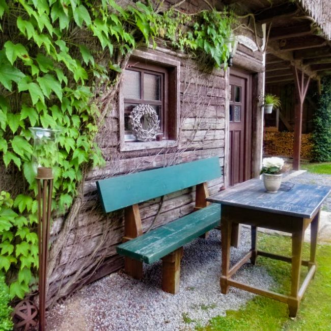 Foto einer Bank mit Tisch vor dem Ferienhaus