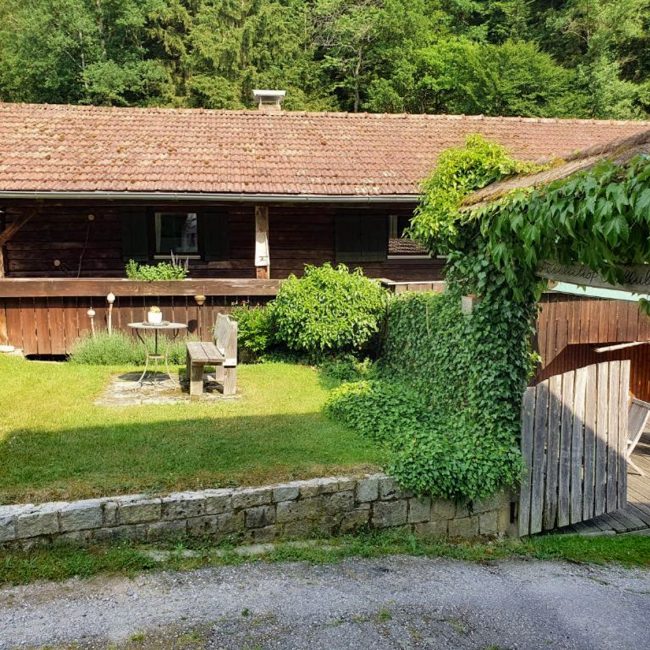 Idyllischer Garten des Ferienhauses in der Kollnbergmühle