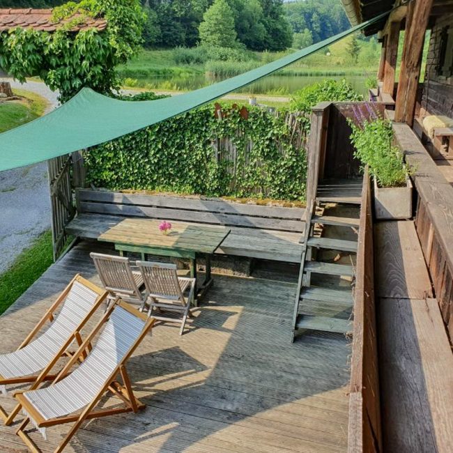 Gemütliche Terrasse der Ferienanlage Kollnbergmühle