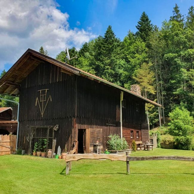 Außenansicht einer idyllischen Hütte