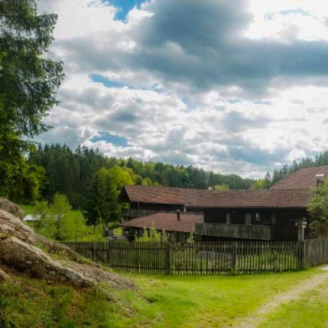 Außenansicht des idyllischen Ferienhauses im Bayerischen Wald