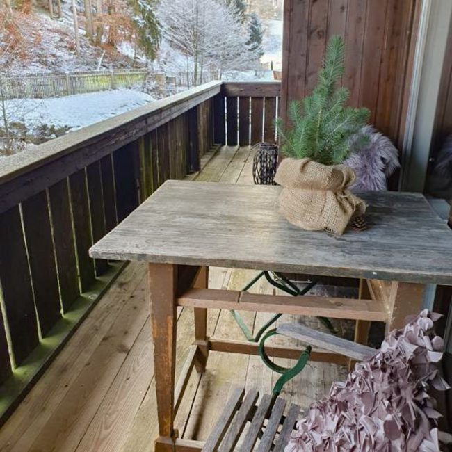Foto des Tisches auf dem gemütlichen Balkon der Kollnbergmühle