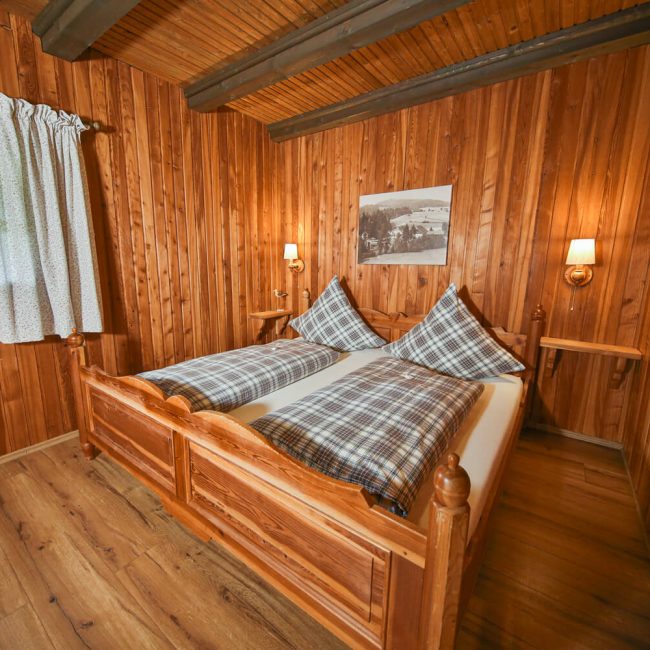 Schlafzimmer in der idyllischen Kollnbergmühle