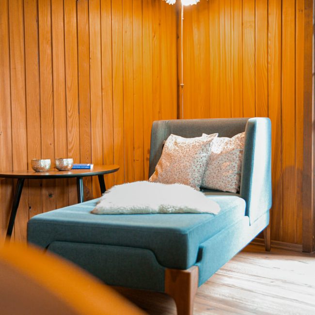 Gemütliches Bett im Ferienhaus der Kollnbergmühle