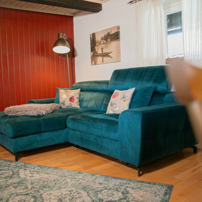 Gemütliche Couch im Wohnzimmer des Ferienhauses
