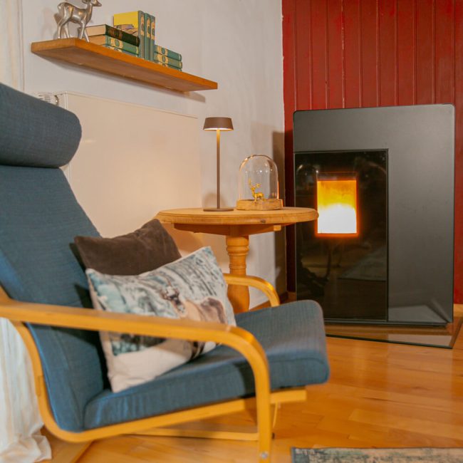Gemütlicher Sessel im Wohnzimmer des Ferienhauses