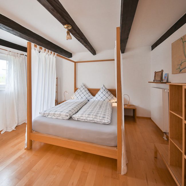 Gemütliches Bett im Schlafzimmer des Ferienhauses
